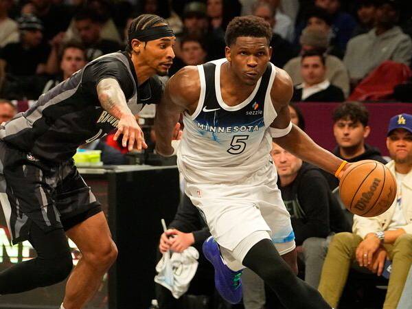 Anthony Edwards (kanan) mencetak 28 poin pada hari Kamis (3/4) malam saat tim tamu Minnesota Timberwolves meraih kemenangan 105-90 atas Brooklyn Nets. (Foto: AP)
