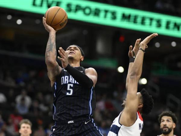 Paolo Banchero (kiri) mencetak 33 poin saat Orlando Magic meraih kemenangan 109-97 atas tuan rumah Washington Wizards pada Kamis (3/4) malam. (Foto: AP)