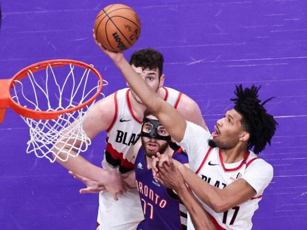 Shaedon Sharpe (kanan) mencetak 36 poin saat tim tamu Portland Trail Blazers mengalahkan Toronto Raptors 112-103 pada Kamis (3/4) malam. (Foto: AP)