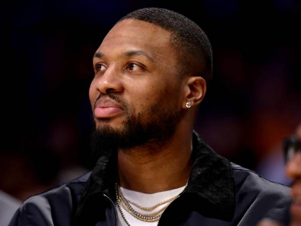 Damian Lillard absen dalam pertandingan kedelapan beruntun pada hari Kamis (3/4) melawan Philadelphia 76ers. (Foto: AP)