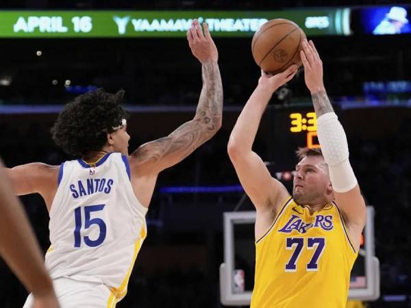 Luka Doncic (kanan) gagal memasukkan keenam percobaan tembakan tiga angkanya versus Warriors. (Foto: AP)