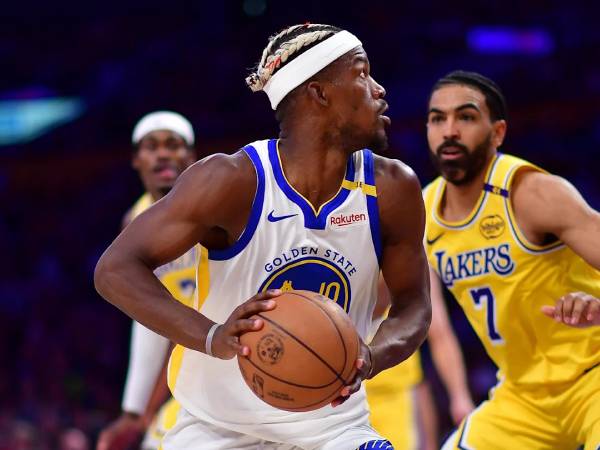 Jimmy Butler mencetak tujuh dari 11 poinnya untuk membantu menutup kemenangan keempat beruntun Warriors. (Foto: AP)