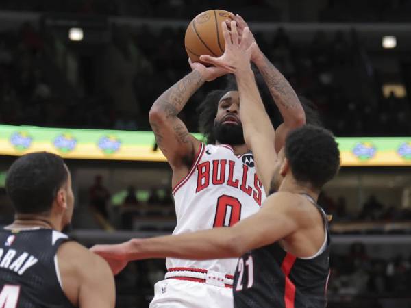 Coby White (tengah) mencetak 34 poin saat Chicago Bulls mengalahkan tim tamu Portland Trail Blazers 118-113 pada Jumat (4/4) malam. (Foto: AP)