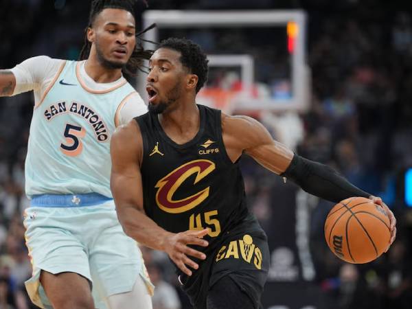 Donovan Mitchell (kanan) mencetak 26 poin saat tim tamu Cleveland Cavaliers mengalahkan San Antonio Spurs 114-113 pada hari Jumat (4/4) malam.