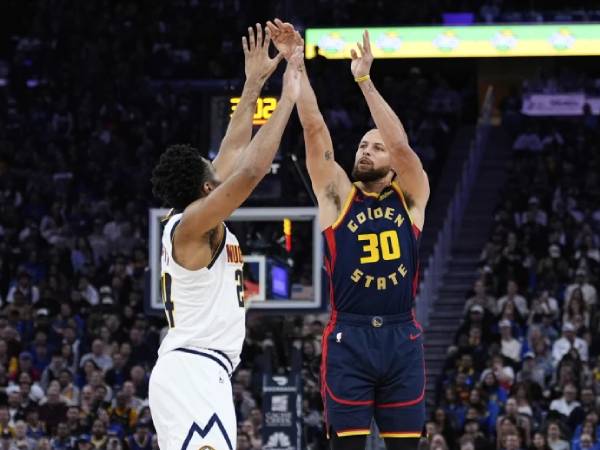 Stephen Curry (kanan) mencetak 36 poin saat Golden State Warriors menghancurkan Denver Nuggets 118-104 pada hari Jumat (4/4) malam di San Fransisco.