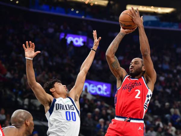 Kawhi Leonard (kanan) mencetak 20 poin saat Los Angeles Clippers mengalahkan Dallas Mavericks 114-91 pada Jumat (4/4) malam di Inglewood, Calif. (Foto: AP)