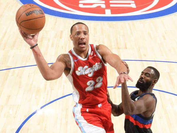 Desmond Bane (kiri) mencetak 38 poin saat tim tamu Memphis Grizzlies mengalahkan Detroit Pistons 109-103 pada hari Sabtu (5/4) malam. (Foto: AP)