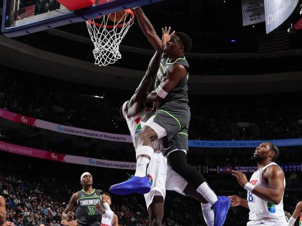 Anthony Edwards (kanan) mencetak 37 poin saat Minnesota Timberwolves menang 114-109 atas tuan rumah Philadelphia 76ers pada Sabtu (5/4) malam. (Foto: AP)
