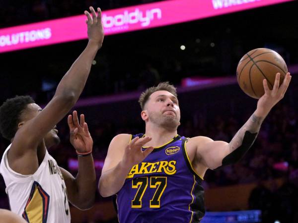 Luka Doncic (kanan) mencetak 35 poin saat Los Angeles Lakers meraih kemenangan 124-108 atas tim tamu New Orleans Pelicans pada hari Jumat (4/4) malam. (Foto: AP)
