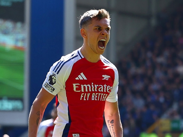 Leandro Trossard mencetak gol Arsenal ke gawang Everton