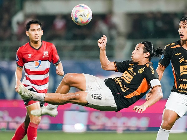 Gelandang Persija Jakarta, Hanif Sjahbandi di laga kontra Madura United