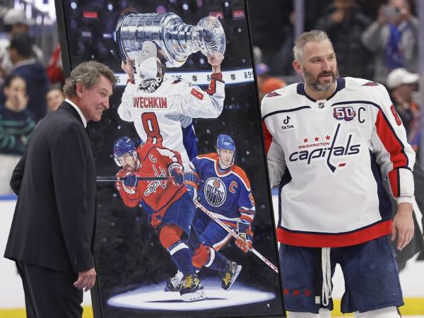 Alex Ovechkin (kanan) berpose bersama Wayne Gretzky saat perayaan pemecahan rekor gol di NHL. (Foto: AP)