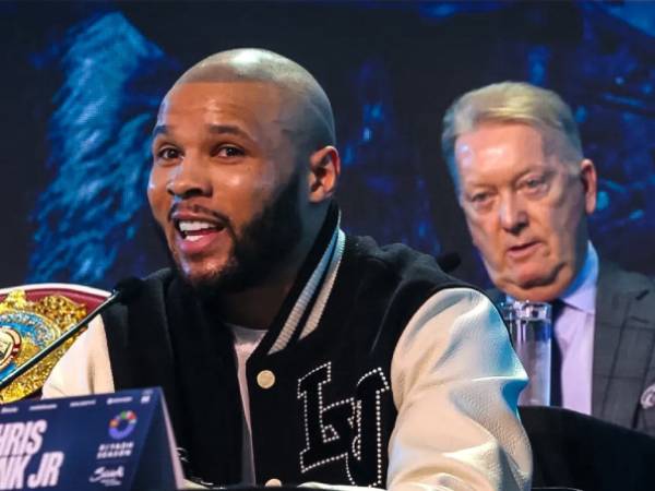Frank Warren (kanan, belakang) dan Chris Eubank Jr. (Foto: Fight TV)