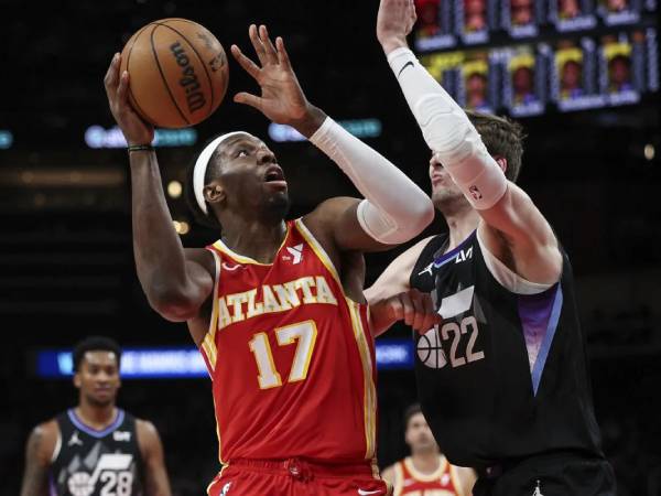 Onyeka Okongwu (kiri) mencetak 27 poin saat Atlanta Hawks meraih kemenangan kandang 147-134 atas Utah Jazz pada hari Minggu (6/4). (Foto: AP)