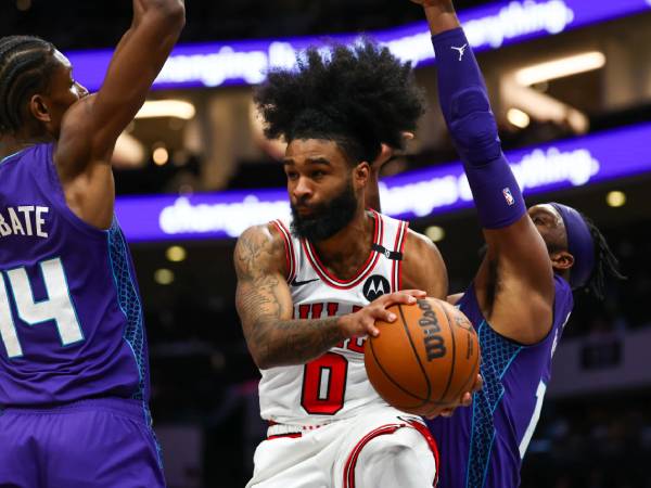 Coby White (tengah) mencetak 37 poin saat tim tamu Chicago Bulls mengalahkan Charlotte Hornets 131-117 pada Minggu (6/4) sore. (Foto: AP)