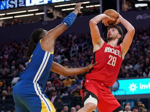 Alperen Sengun (kanan) membukukan 19 poin saat Houston Rockets meraih kemenangan 106-96 atas Golden State Warriors di San Fransisco pada Minggu (6/4) malam.