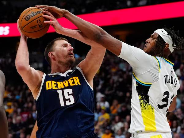 Indiana Pacers mengatasi triple-double dari Nikola Jokic (kiri) untuk mengalahkan tuan rumah Denver Nuggets 125-120 pada hari Minggu (6/4). (Foto: AP)