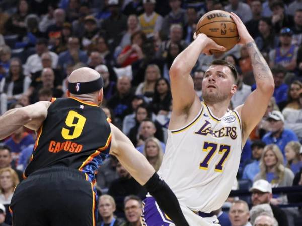 Luka Doncic (kanan) mencetak 30 poin saat Los Angeles Lakers meraih kemenangan tandang 126-99 atas Oklahoma City Thunder pada hari Minggu (6/4). (Foto: AP)