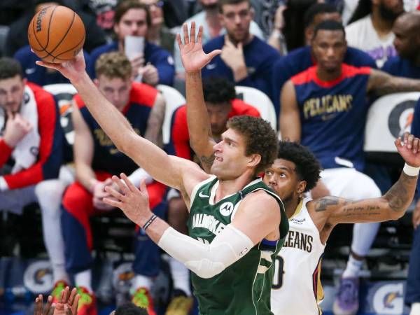 Brook Lopez (kiri) mencetak 20 poin saat tim tamu Milwaukee Bucks menahan New Orleans Pelicans 111-107 pada hari Minggu (6/4) malam. (Foto: AP)