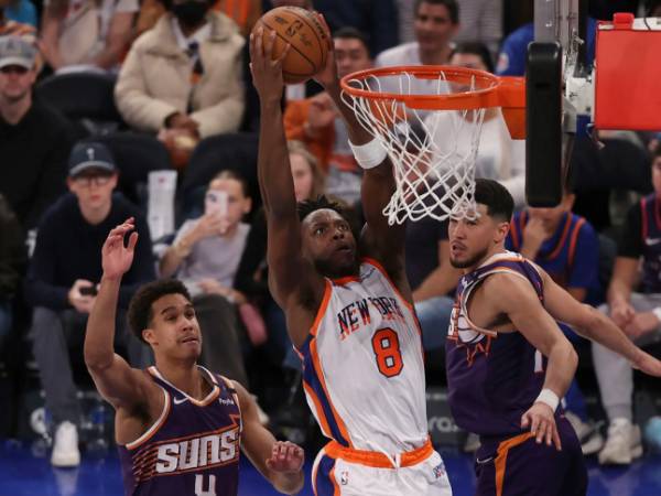 OG Anunoby mencetak 32 poin saat New York Knicks meraih kemenangan 112-98 atas tim tamu Phoenix Suns pada Minggu (6/4) malam. (Foto: AP)