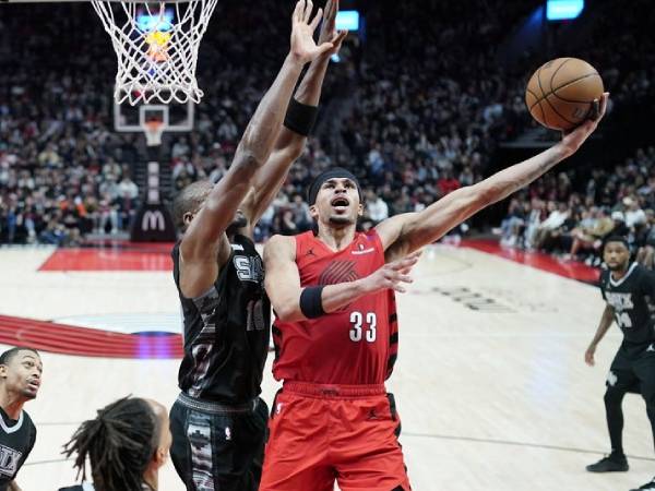 Toumani Camara (kanan) mencetak 23 poin saat tuan rumah Portland Trail Blazers mengalahkan San Antonio Spurs 120-109 pada hari Minggu (6/4). (Foto: AP)
