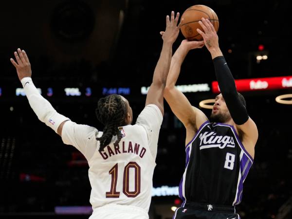 Zach LaVine (kanan) mencetak 37 poin saat tim tamu Sacramento Kings mengalahkan Cleveland Cavaliers 120-113 pada hari Minggu (6/4) malam. (Foto: AP)
