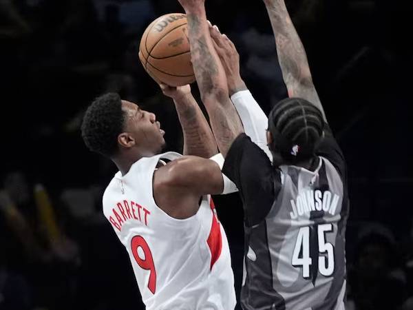 RJ Barrett (kiri) mencetak 13 poin saat Toronto Raptors meraih kemenangan 120-109 atas tuan rumah Brooklyn Nets pada hari Minggu (6/4). (Foto: AP)
