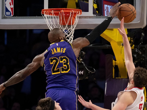 LeBron James senang bisa beri instruksi penting kepada rekan-rekan setimnya.