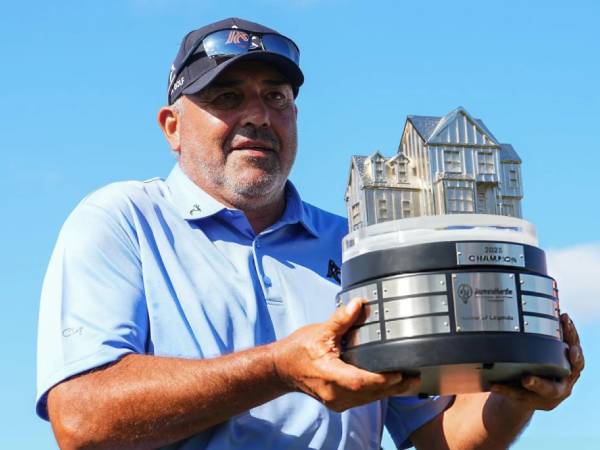 Angel Cabrera berpose dengan trofi James Hardie Pro Football Hall of Fame Invitational. (Foto: Golf Digest)
