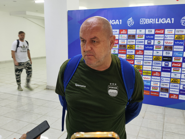 Pelatih Persib, Bojan Hodak menyampaikan duka cita atas meninggalnya istri dari masseur tim, Tatang Sutisna