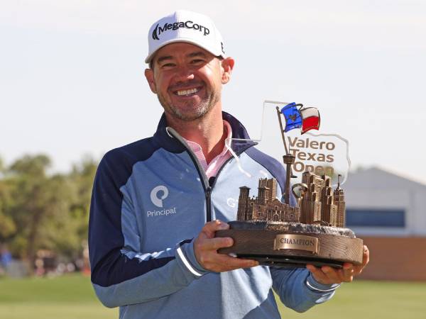 Brian Harman berpose dengan trofi Valero Texas Open. (Foto: Golf Digest)