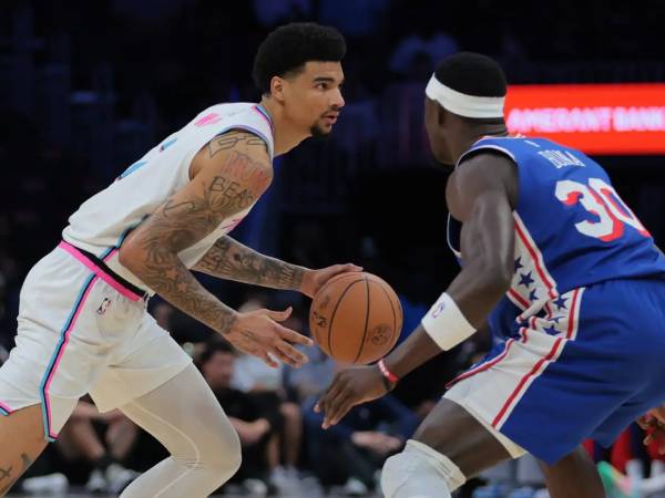 Kel'el Ware (kiri) mencetak 19 poin saat Miami Heat meraih kemenangan 117-105 pada hari Senin (7/4) atas tuan rumah Philadelphia 76ers. (Foto: AP)