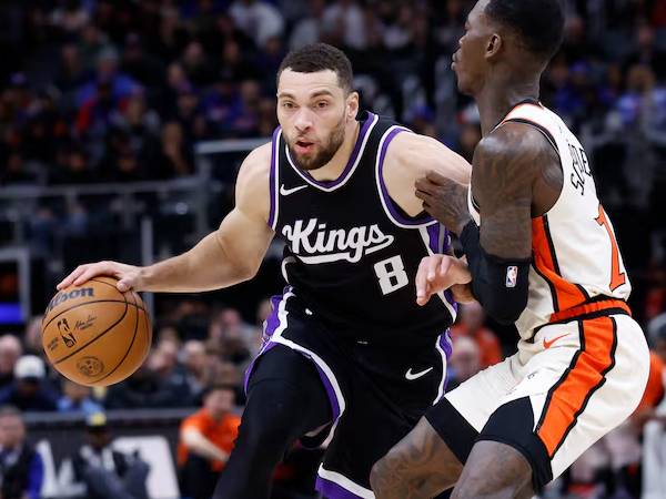 Zach LaVine (kiri) mencetak 43 poin saat tim tamu Sacramento Kings mengalahkan Detroit Pistons 127-117 pada hari Senin (7/4). (Foto: AP)