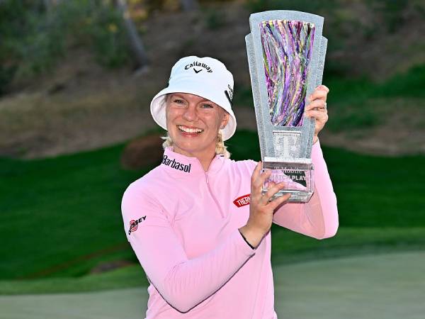 Madelene Sagstrom berpose dengan trofi Match Play. (Foto: Golf Digest)