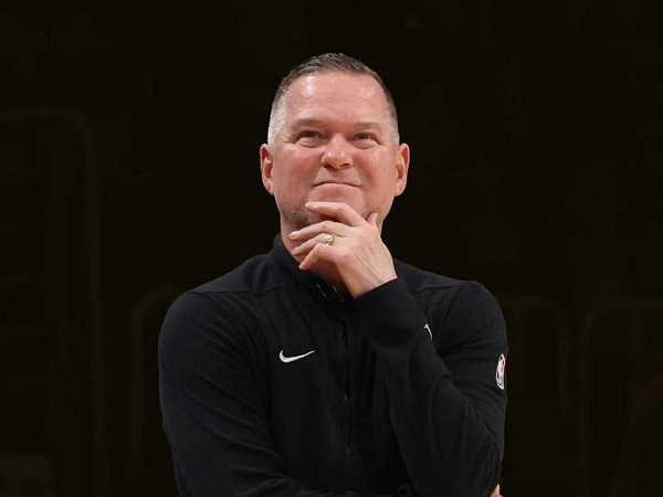 Mike Malone dipecat karena dianggap tidak akur dengan Calvin Booth.