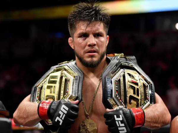 Henry Cejudo berpose dengan dua sabuk UFC usai pertarungan pada 2018. (Foto: Fight TV)