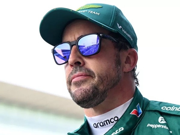Fernando Alonso Memamerkan mobil Aston Martin Buatannya