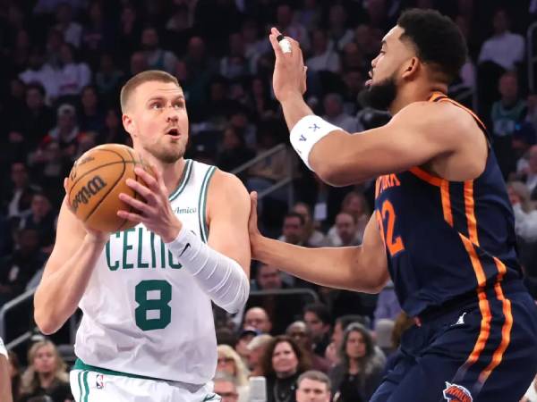 Kristaps Porzingis (kiri) mencetak 34 poin saat tim tamu Boston Celtics mengalahkan New York 119-117 lewat babak perpanjangan waktu pada Selasa (8/4) malam. (Foto: AP)