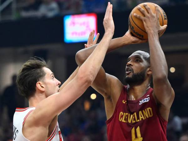 Evan Mobley (kanan) mencetak 21 poin saat tuan rumah Cleveland Cavaliers menang 135-113 atas Chicago Bulls pada hari Selasa (8/4) malam.