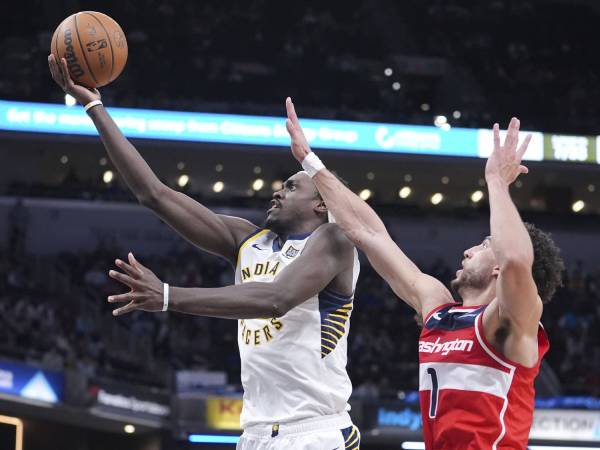 Pascal Siakam (kiri) mencetak 24 poin saat Indiana Pacers mengalahkan Washington Wizards 104-98 pada Selasa (8/4) malam di Indianapolis. (Foto: AP)