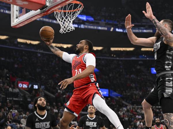Norman Powell (tengah) mencetak 25 poin saat Los Angeles Clippers menang 122-117 atas San Antonio Spurs pada hari Selasa (8/4) malam di Inglewood, Calif. (Foto: AP)