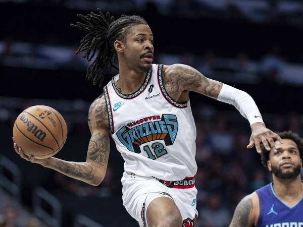 Ja Morant mencetak 28 poin saat Memphis Grizzlies mengalahkan tuan rumah Charlotte Hornets 124-100 pada Selasa (8/4) malam. (Foto: AP)