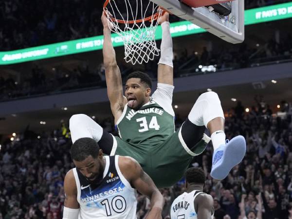 Giannis Antetokounmpo mencatatkan triple-double saat Milwaukee Bucks menang 110-103 atas tim tamu Minnesota Timberwolves pada Selasa (8/4) malam. (Foto: AP)