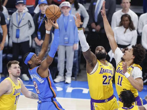 Shai Gilgeous-Alexander (kiri) mencetak 42 poin saat Oklahoma City Thunder meraih kemenangan 136-120 atas Los Angeles Lakers pada hari Selasa (8/4) malam. (Foto: AP)