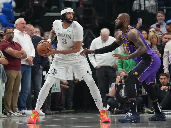 LeBron James masih belum terbiasa melawan Anthony Davis lagi.