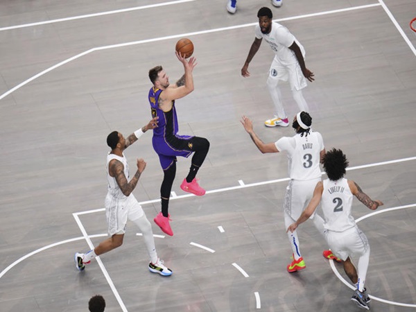 Luka Doncic Pimpin Lakers Libas Mavericks untuk Amankan Tiket Playoff