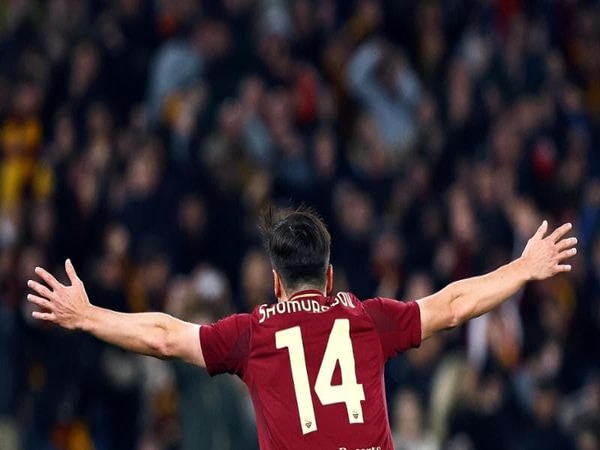 Eldor Shomurodov dilaporkan rela menerima pemangkasan gaji untuk memperpanjang kontraknya bersama AS Roma / via Getty Images