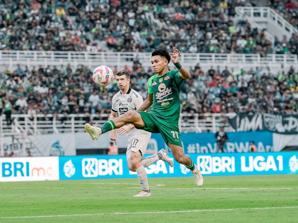 Gelandang Persebaya Surabaya, Kasim Botan di pertandingan kontra Persija Jakarta di putaran pertama