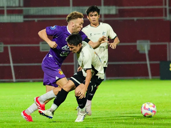 Gelandang Persik Kediri, Ze Valente di laga kontra PSIS Semarang di putaran pertama