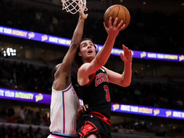 Josh Giddey (kanan) membukukan triple-double saat tuan rumah Chicago Bulls meraih kemenangan 119-111 atas Miami Heat, Rabu (9/4) malam. (Foto: AP)